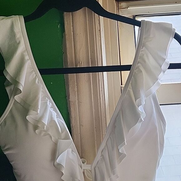 🆕️ Michael Kors Women’s White Ruffled plunging V Neck One Piece Swimsuit - Picture 6 of 7